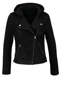 Giacca in ecopelle nera con cappuccio staccabile nero. Caratterizzata da zip argentate, una silhouette aderente e un pannello frontale texturizzato.