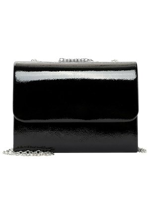 Błyszcząca, czarna, prostokątna kopertówka z klapką i srebrnym łańcuszkiem na gładkim białym tle.