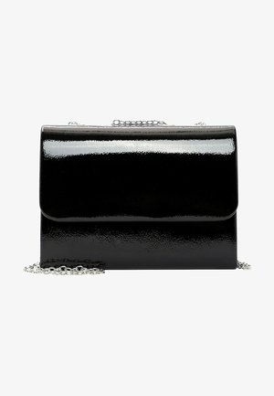 Błyszcząca, czarna, prostokątna kopertówka z klapką i srebrnym łańcuszkiem na gładkim białym tle.