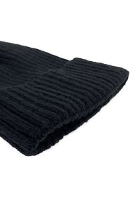 Beanie nera lavorata a maglia realizzata in lana spessa, con una texture a coste e un risvolto. La superficie presenta un aspetto morbido e voluminoso.