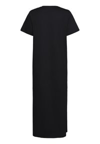 Robe maxi noire en tissu doux, avec des manches courtes et un col rond, coupe droite sans ornements visibles.