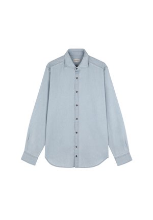 Camisa de manga larga color azul claro con botones marrones y cuello, colocada plana sobre un fondo blanco.