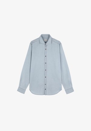 Camisa de manga larga color azul claro con botones marrones y cuello, colocada plana sobre un fondo blanco.