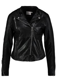 Giacca biker in pelle nera con una vestibilità slim, caratterizzata da molteplici tasche con cerniera e dettagli in metallo argentato. Texture liscia e revers inclinati.