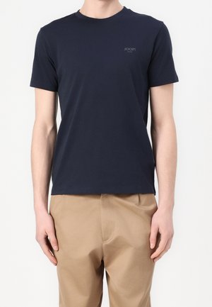 Marineblå kortærmet t-shirt i blød bomuldsblanding, med et lille logo på brystet og en klassisk rund hals.