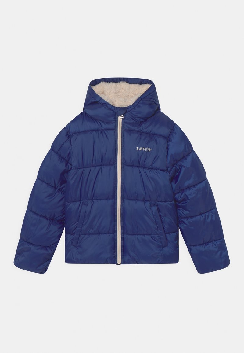 Veste matelassée bleue avec capuche et doublure polaire beige, fermeture éclair devant, deux poches latérales et petit logo Levi's sur la poitrine.
