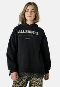 Čierna mikina s kapucňou s logom "ALLSAINTS" v textúrovaných písmenách, predná klokania vrecko a krajkové detaily na leopardích nohaviciach.