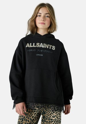 Sort hættetrøje med "ALLSAINTS" logo i teksturerede bogstaver, frontlomme i kangaroo-stil og snorekantdetaljer over leopardmønstret bukser.