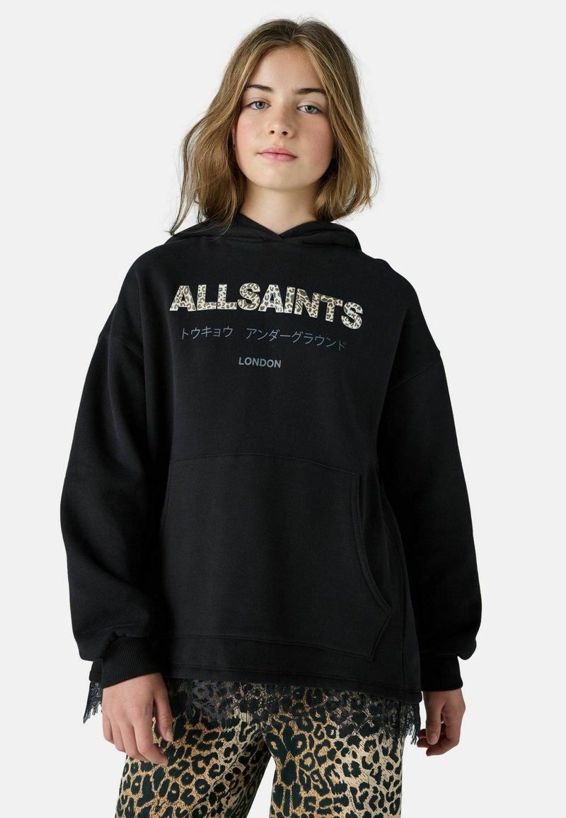 Čierna mikina s kapucňou s logom "ALLSAINTS" v textúrovaných písmenách, predná klokania vrecko a krajkové detaily na leopardích nohaviciach.