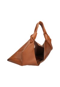 Sac à main en cuir marron à texture douce, forme triangulaire, poignée nouée et ouverture supérieure dévoilant une petite pochette à l'intérieur.