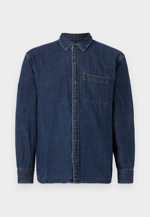 Mørkeblå denimskjorte med lange ærmer, knaplukning foran og en enkelt brystlomme. Har en klassisk krave og tekstureret stof.