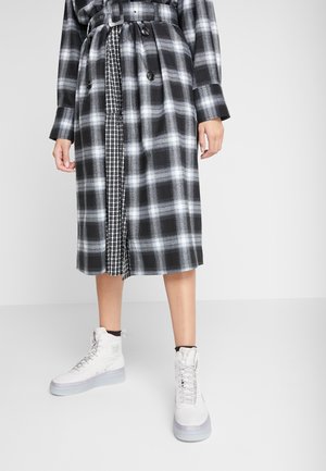 Korkeavartiset tennarit - beige