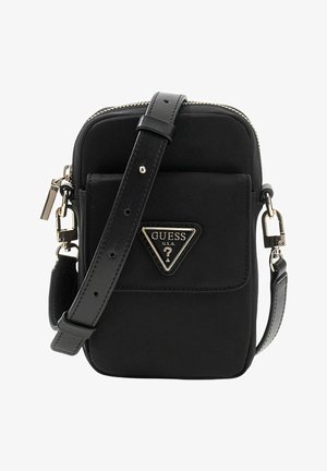 Sac bandoulière noir en tissu à texture lisse. Présente un logo triangulaire, une fermeture éclair et une sangle ajustable. Comprend une poche avant.