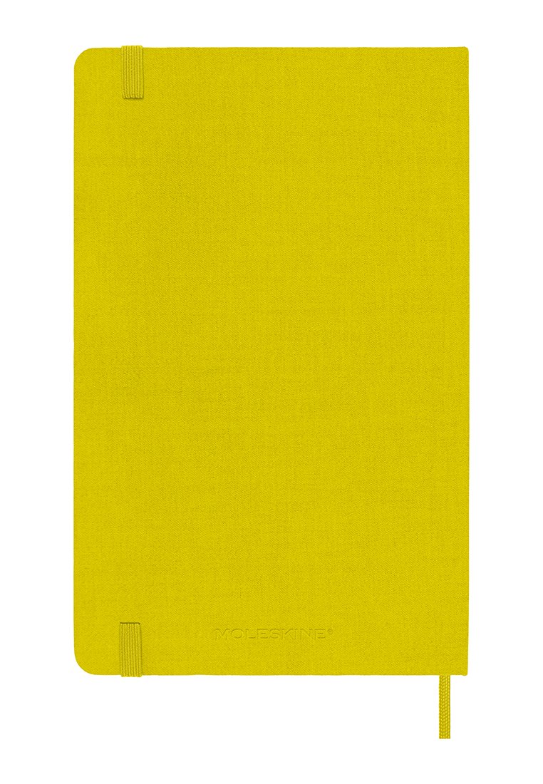 Gelbes Moleskine-Notizbuch mit strukturiertem Stoffcover, abgerundeten Ecken und einem Gummibandverschluss. Mit geprägt eingestanztem Logo.
