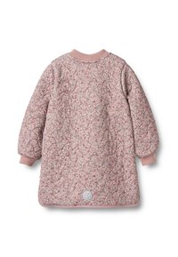 Quiltet, lyserød jakke med et tekstureret mønster, ribstrikkede manchetter og krave, med et rundt logo-patch ved kanten, designet til varme og komfort.