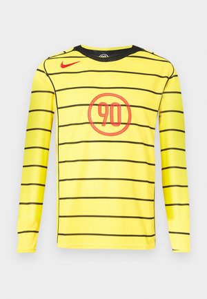 Camisa de manga larga amarilla con rayas horizontales negras, presentando un gráfico circular rojo con "90" en el centro y un escote negro.