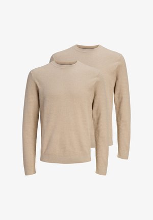 Due maglioni a collo tondo color beige con maniche lunghe impilati su uno sfondo bianco.