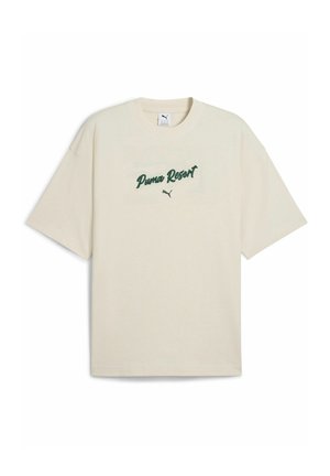 Beiges T-Shirt mit kurzen Ärmeln, grünem "Puma Resort"-Text und Puma-Logo in der Mitte auf der Brust.