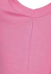 Roze katoen T-shirt met ronde hals, korte mouwen en een gladde, elastische structuur met zichtbare stikdetails.