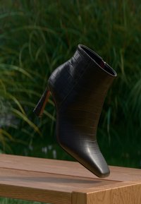 Selezionato, dark brown