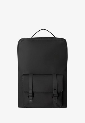 Must mustrupp seljakott esihekiga, kahe rihmaga ja õmblusaktsentidega. Omab siledat tekstuuri ja ülemist käepidet kandmiseks.