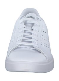 Bijele atletske tenisice s glatkim sintetičkim gornjim dijelom, okruglim prstom i teksturiranim jezikom, s vezanjem na vezice i perforiranim bočnim detaljima.