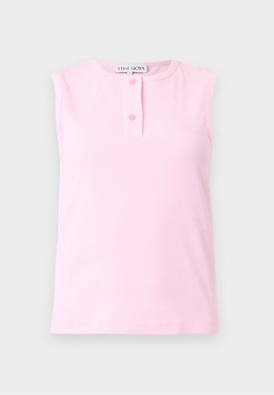 Αμάνικη, ροζ ριμπ μπλούζα με στρογγυλή λαιμόκοψη και δύο κουμπιά στο μπροστινό μέρος, με ετικέτα που γράφει «Stine Goya», εμφανίζεται σε απλό φόντο.