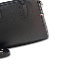 Zwarte leren handtas met een gestructureerde afwerking, twee handvaten en een afneembare schouderband. Voorzien van een klein Italiaans vlaggetje charm.