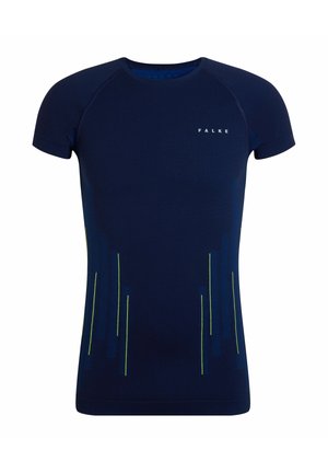 Marineblauw atletisch T-shirt met korte mouwen en een ronde hals, met groene verticale strepen aan de zijkanten. Gemaakt van een zachte, ademende stof.