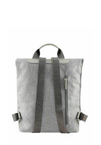 Zaino grigio realizzato in tessuto testurizzato con una tasca con zip, doppie cinghie regolabili e una maniglia superiore. Presenta dettagli in hardware grigio scuro.