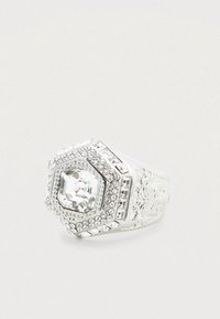 Δαχτυλίδι σε ασημί τόνο με εξαγωνικό σχέδιο, διακοσμημένο με μια μεγάλη κεντρική πολύτιμη πέτρα και μικρότερες διακοσμητικές πέτρες γύρω από τη ζώνη. Παρουσιάζει υφασμένες λεπτομέρειες.