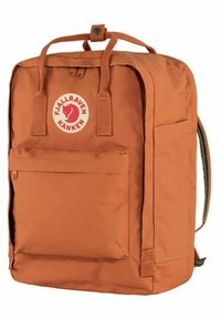 Oranžový nylonový batoh s dvojitými horními úchyty, zipovým hlavním oddílem, přední kapsou a logem. Hladký povrch a obdélníkový tvar.