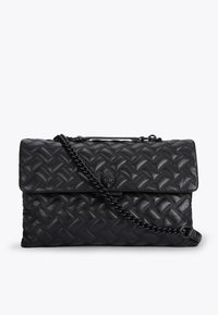 Czarna torebka z plecionej skóry z klapką, z łańcuszkowym paskiem i subtelnym detalem logo z przodu. Teksturowana powierzchnia.