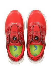 Scarpe da ginnastica rosse con superficie testurizzata, sistema di allacciatura BOA, soletti verdi e suola in gomma bianca. Presentano accenti del logo.