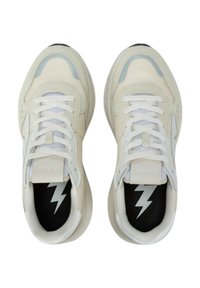 Sneakers bianche con tomaia testurizzata, design con lacci, accenti grigi e una soletta nera con logo a forma di fulmine.