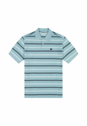 Polo bleu clair avec des rayures horizontales noires et blanches, manches courtes, patte à trois boutons, et petit logo Wrangler sur la poitrine.