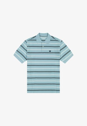 Polo bleu clair avec des rayures horizontales noires et blanches, manches courtes, patte à trois boutons, et petit logo Wrangler sur la poitrine.
