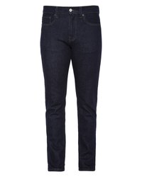 Jeans de mezclilla azul oscuro con corte slim, que presentan un diseño de cinco bolsillos, trabillas para cinturón, y un cierre de botón y cremallera. Textura suave.