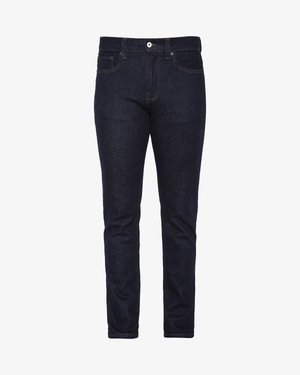 Jeans de mezclilla azul oscuro con corte slim, que presentan un diseño de cinco bolsillos, trabillas para cinturón, y un cierre de botón y cremallera. Textura suave.