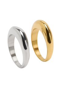 Dwa pierścienie: jeden z polerowanego srebrnego metalu o gładkiej fakturze, drugi z satynowanego złota z błyszczącym wykończeniem. Oba mają zaokrąglony kształt.