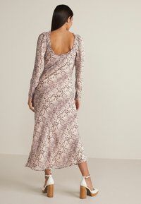 Next REGULAR FIT - Vapaa-ajan mekko - pink snake print