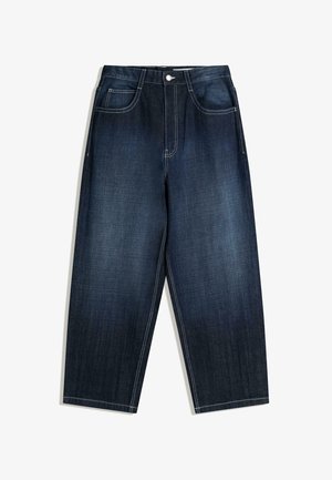 Jeans a gamba larga in denim blu scuro con una leggera trama, caratterizzati da cuciture bianche, cinque tasche e chiusura frontale con bottoni.