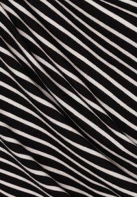 Zwart fabric met witte horizontale strepen, met een gladde textuur. De strepen variëren in breedte, wat een consistent lineair patroon creëert.