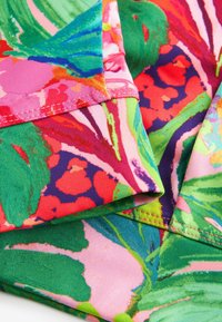 Next CROP - Top - multi tropical