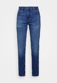 Jeans de mezclilla azul con un corte recto, que presentan un diseño clásico de cinco bolsillos y un cierre de botón de metal en la cintura.