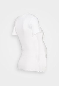 Valkoinen ribbikuvioinen lyhythihainen t-paita, jossa on hieman kaareva helma ja aaltoilevat hihansuut, suunniteltu kasvavan vatsan mukautumiseen.