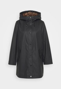 Giacca nera impermeabile con cappuccio, bottoni a pressione, due tasche laterali e una fodera con motivo leopardato. Texture liscia e design di lunghezza media.