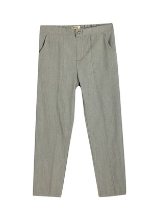 Pantalones grises, ajustados, con una textura suave, que cuentan con un cierre de botón, bolsillos delanteros y un diseño de corte slim.