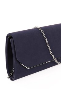 Marinblå clutch med silverkedja och subtilt texturerat mönster, med en elegant metalldetalj på fällstängningen.