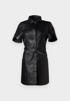 Abito camicia in pelle nera con maniche corte, chiusura a bottoni, cintura e due tasche laterali. Texture liscia con vestibilità sartoriale e colletto.